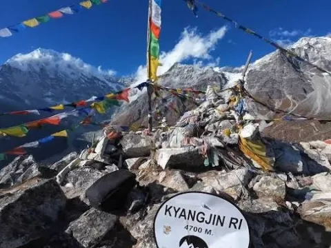 Kyanjin Ri with panoramic Langtang mountain views.