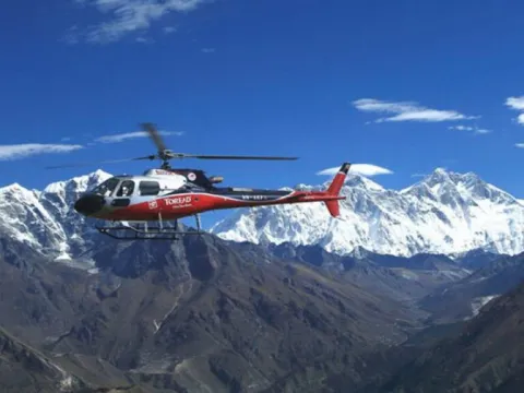 Helicopter sightseeing over the Himalayan mountains on the Luxury Everest Panorama Trek.