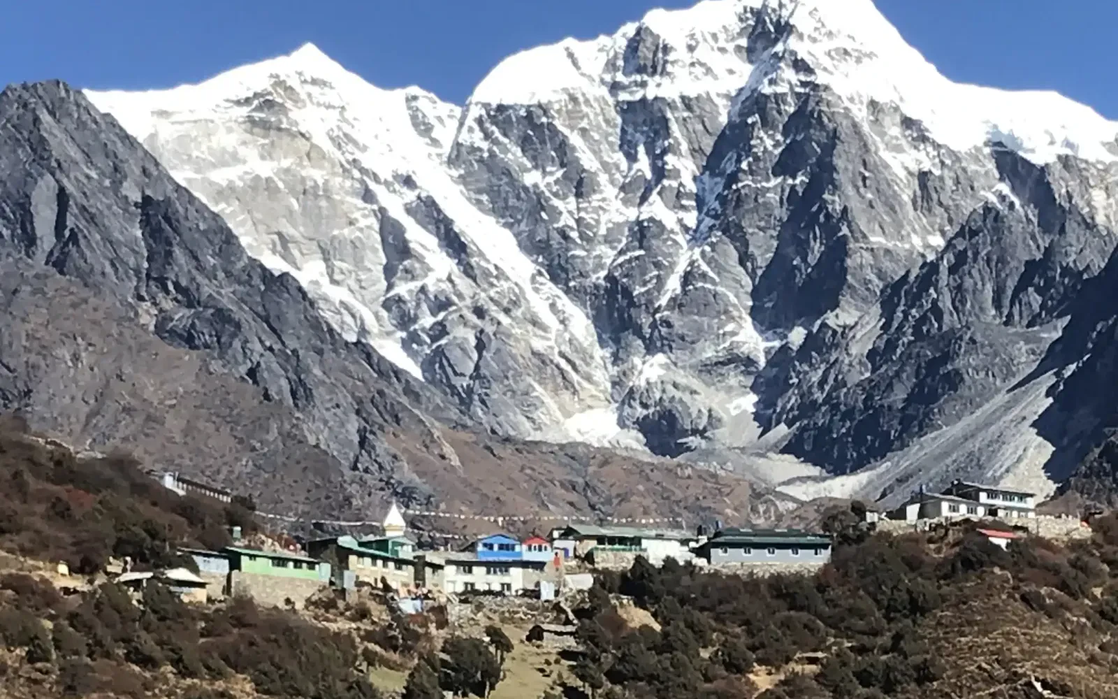 Mong La : A Scenic Ridge on the Everest Region Trek