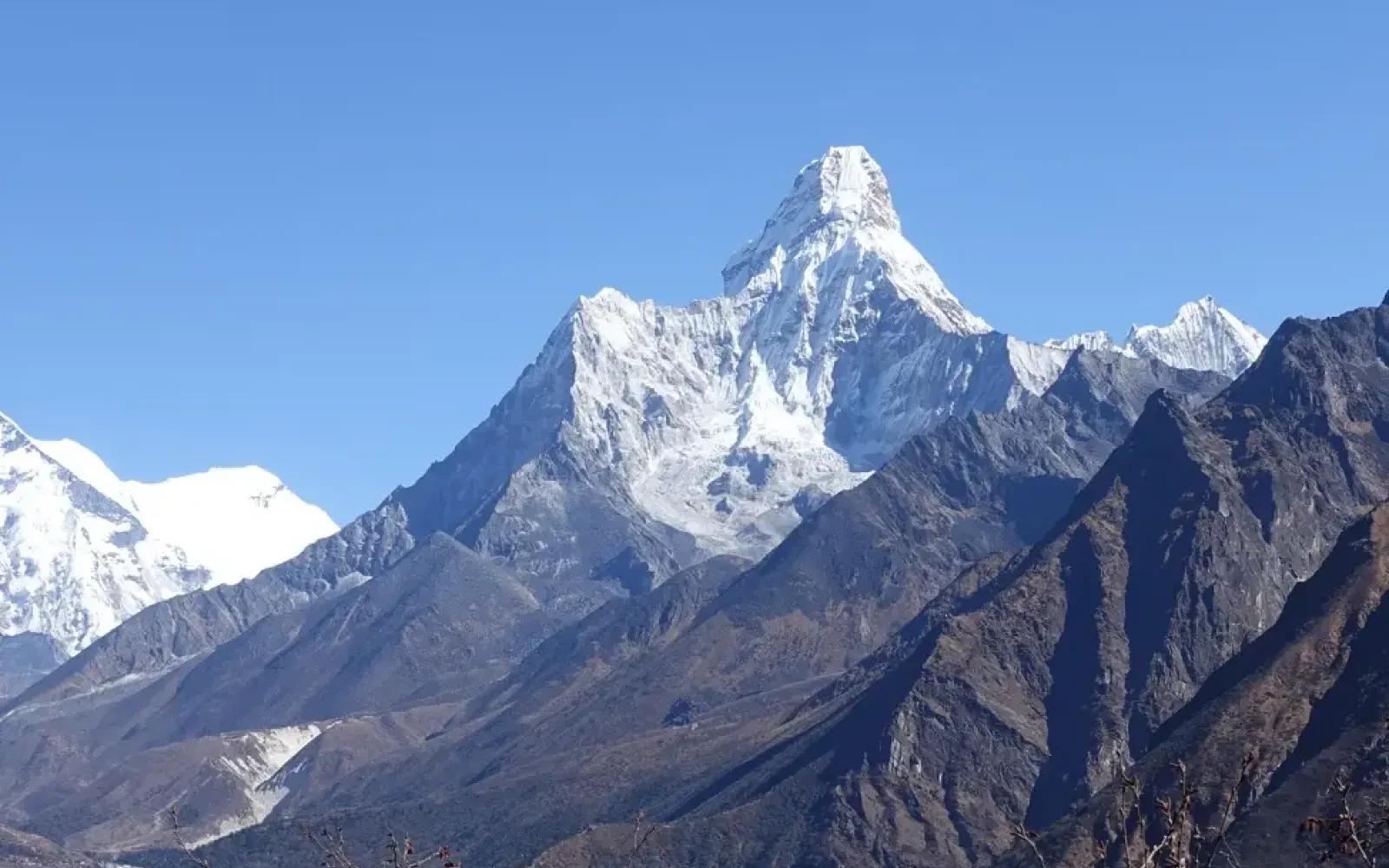 Everest Base Camp Trek with Guide vs Without Guide