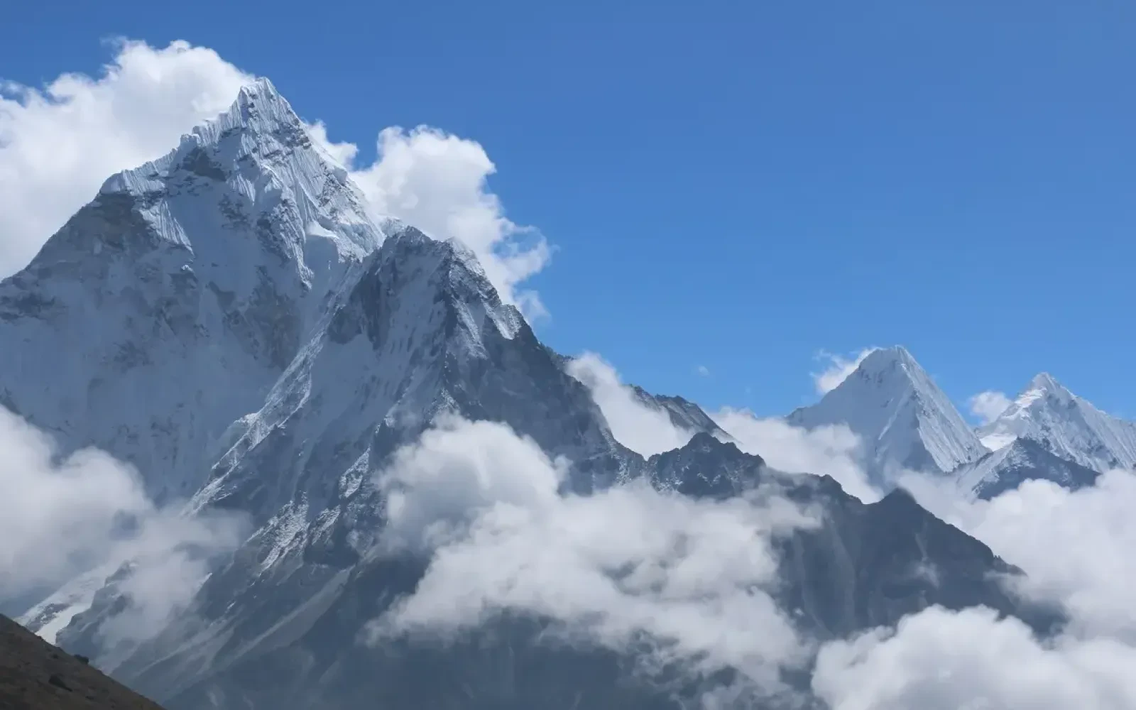 How difficult is to cross Chola Pass?