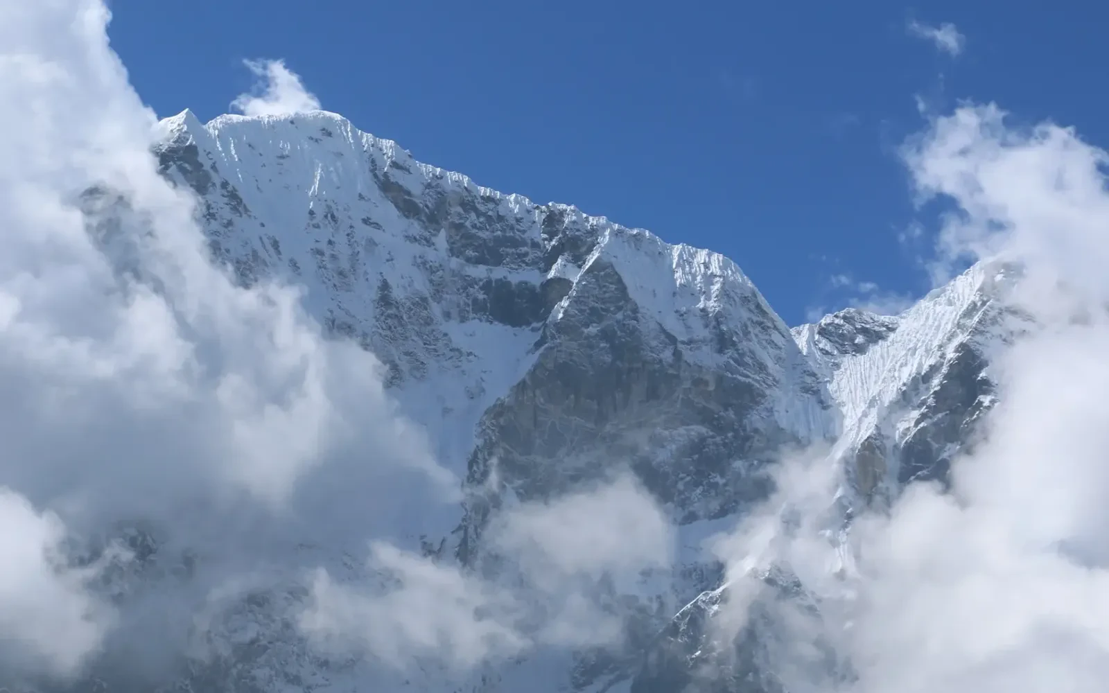 Everest Base Camp Trek in March Vs in April