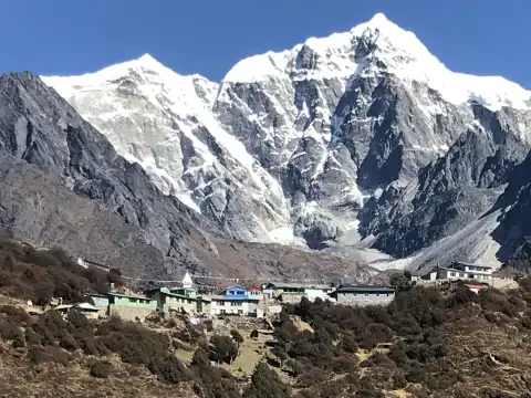 Mong La : A Scenic Ridge on the Everest Region Trek