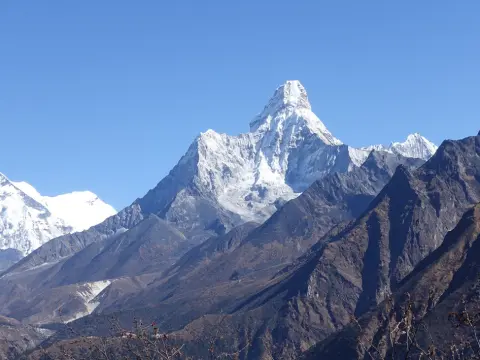 Everest Base Camp Trek with Guide vs Without Guide