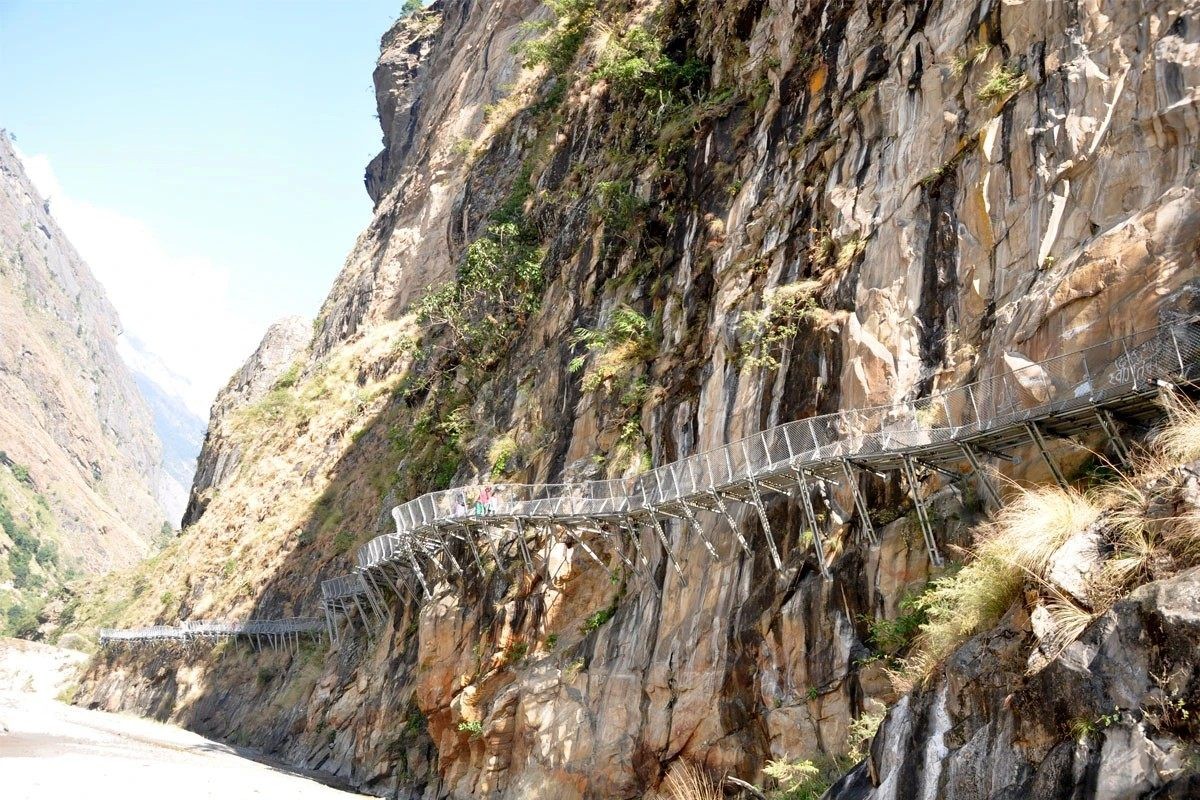 Steel cantilever bridge connecting cliffs in the Manaslu region