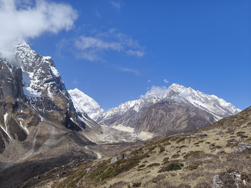 Alpine trail heading to lakre pass