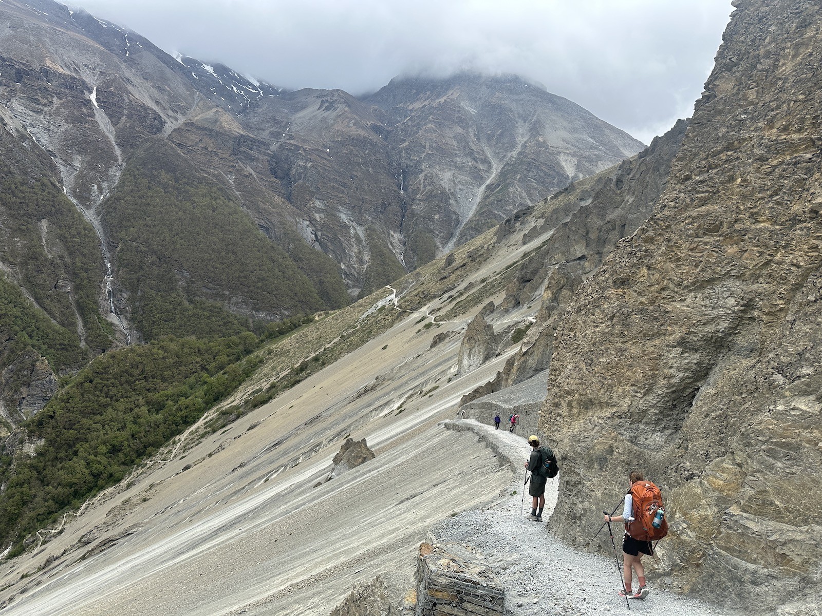 Rocky and slippery trekking trail leading to Tilicho Base Camp in Nepal, with loose stones, steep terrain, and dramatic Himalayan mountain surroundings.