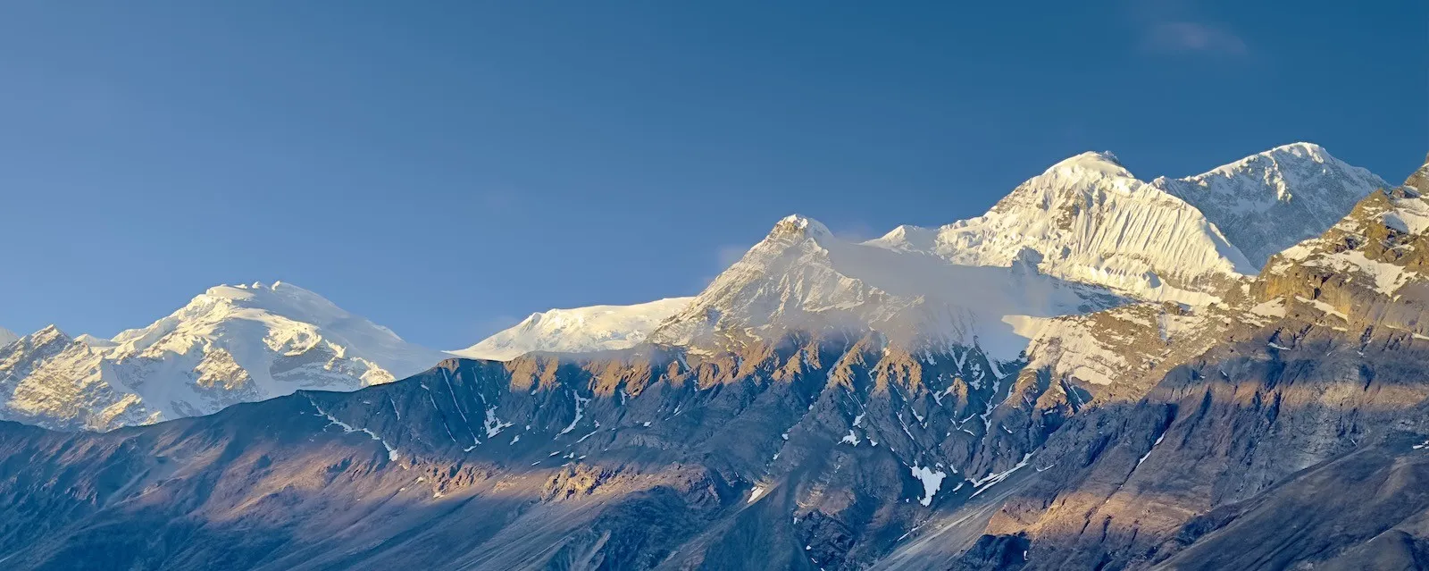 Best time to visit Shree Kharka with clear Himalayan mountain views during spring and autumn on the Annapurna Circuit Trek in Nepal.