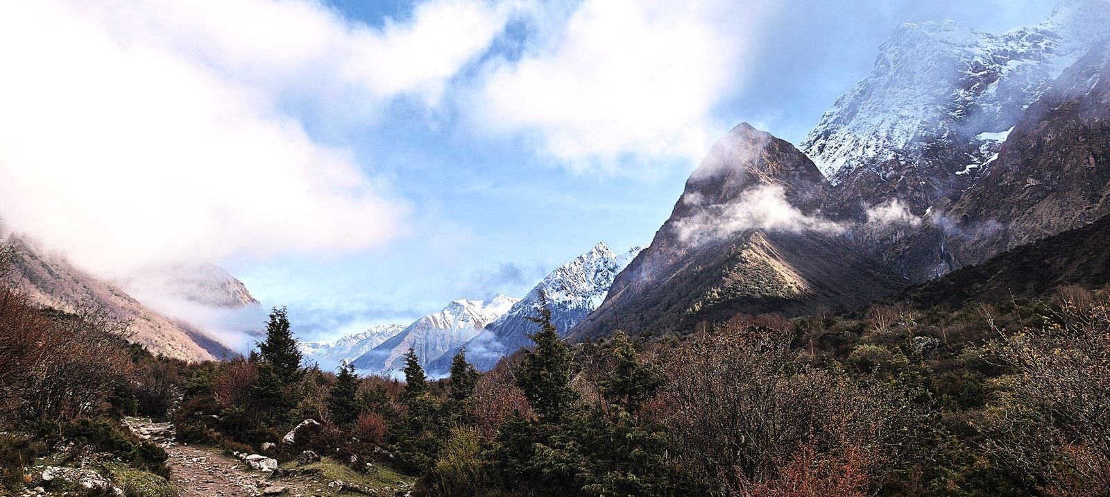 variations on landacapes on Manaslu circuit Trek