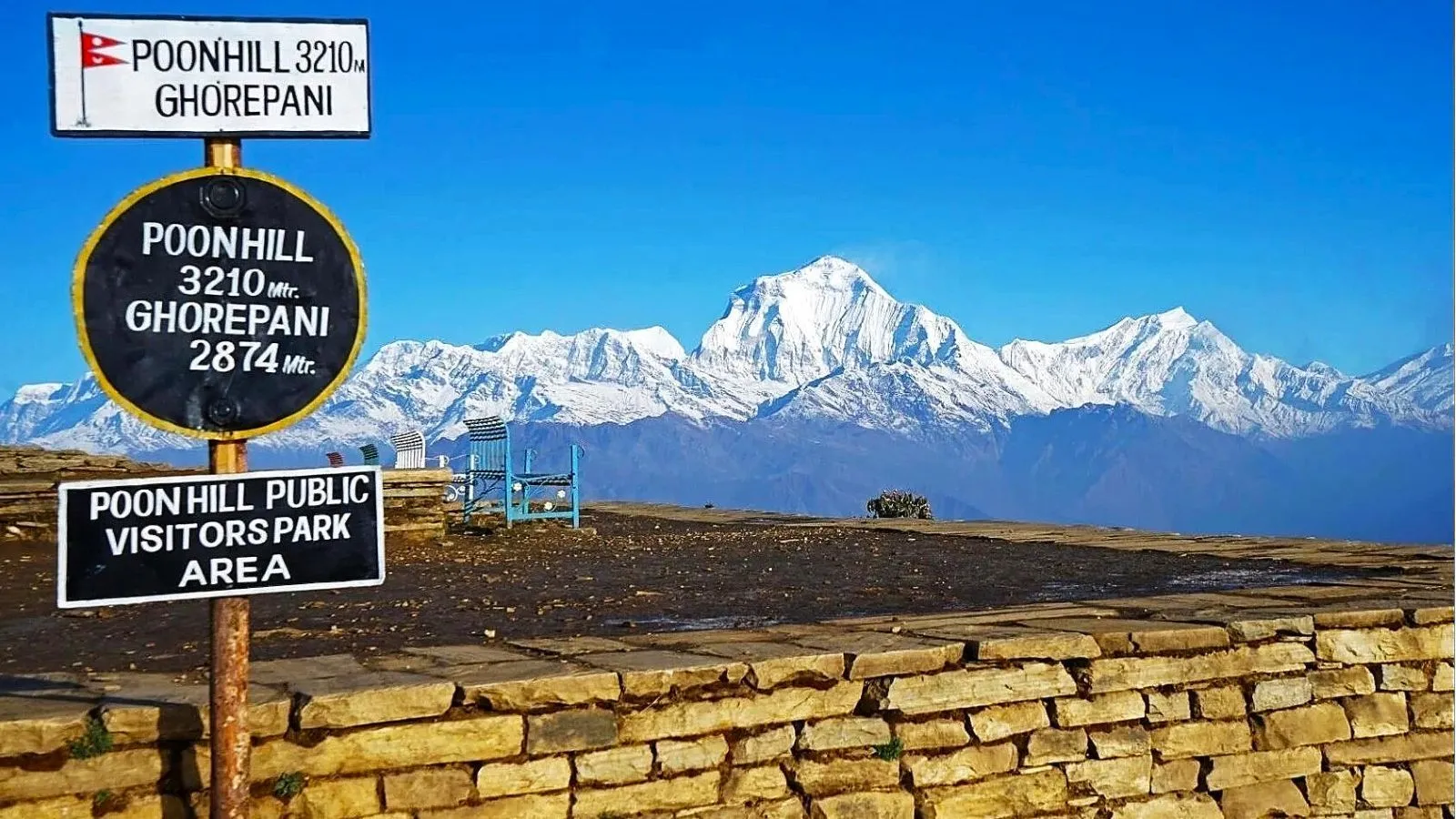 Poon Hill viewpoint with panoramic Himalayan mountain range.
