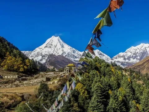  Clear mountain views of snowy Himalayan peaks on the Manaslu Circuit Trek in Nepal.