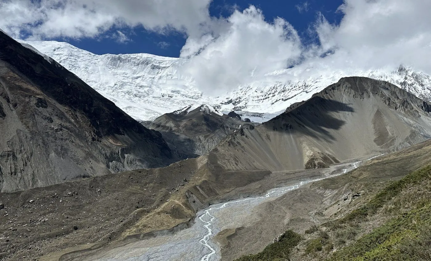 Scenic trail leading to Tilicho Lake with rugged mountain landscapes and snow-covered Himalayan peaks in the Annapurna region of Nepal.