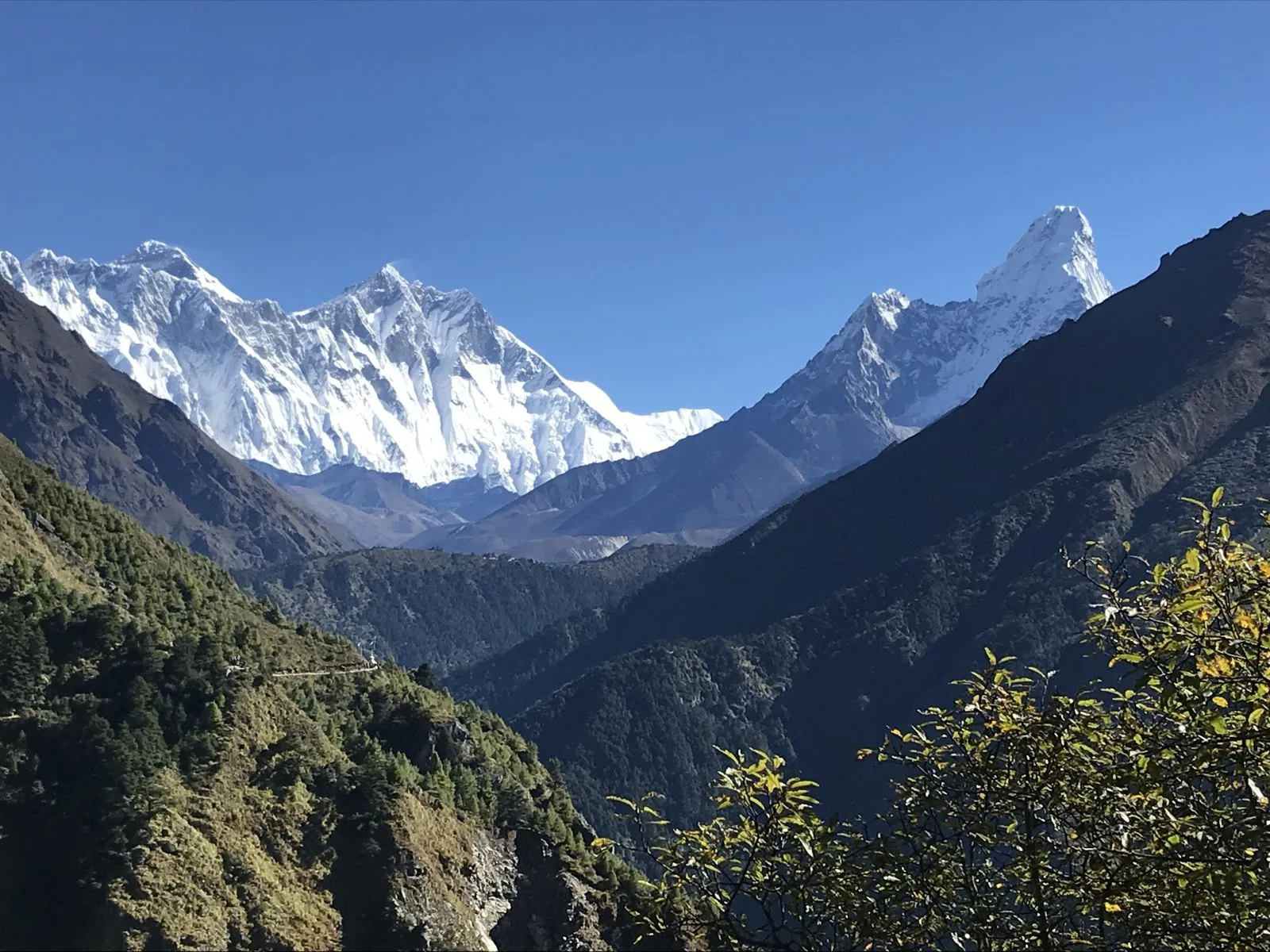 Scenic Namche to Tengboche trail with views of Everest and Ama Dablam