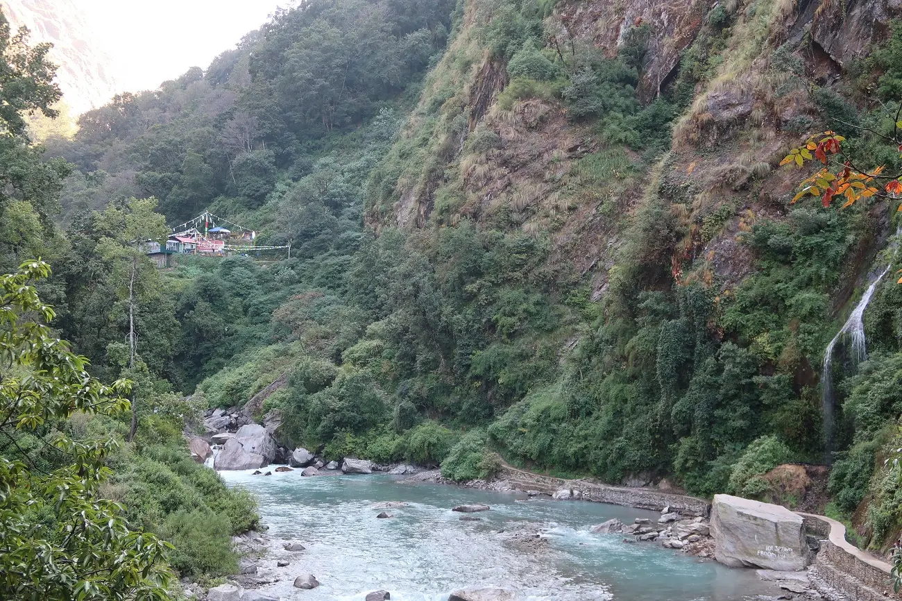                     Trekking from Syabrubesi to Lama Hotel : Trails and Distance